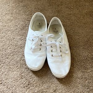 white tennis shoes